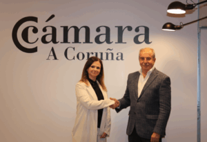 D. Antonio Couceiro, Presidente de la Cámara de A Coruña, y Ana Luque, Responsable de Desarrollo de Negocio de Cámara Certifica, durante la firma del acuerdo