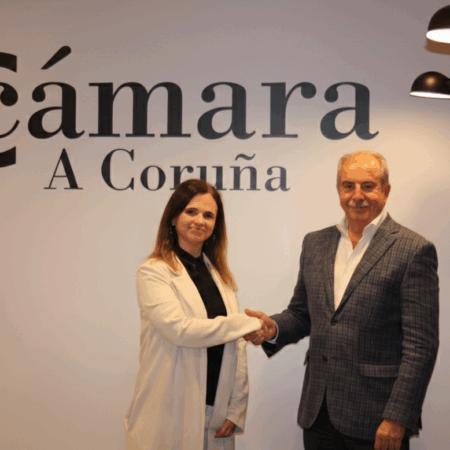 D. Antonio Couceiro, Presidente de la Cámara de A Coruña, y Ana Luque, Responsable de Desarrollo de Negocio de Cámara Certifica, durante la firma del acuerdo